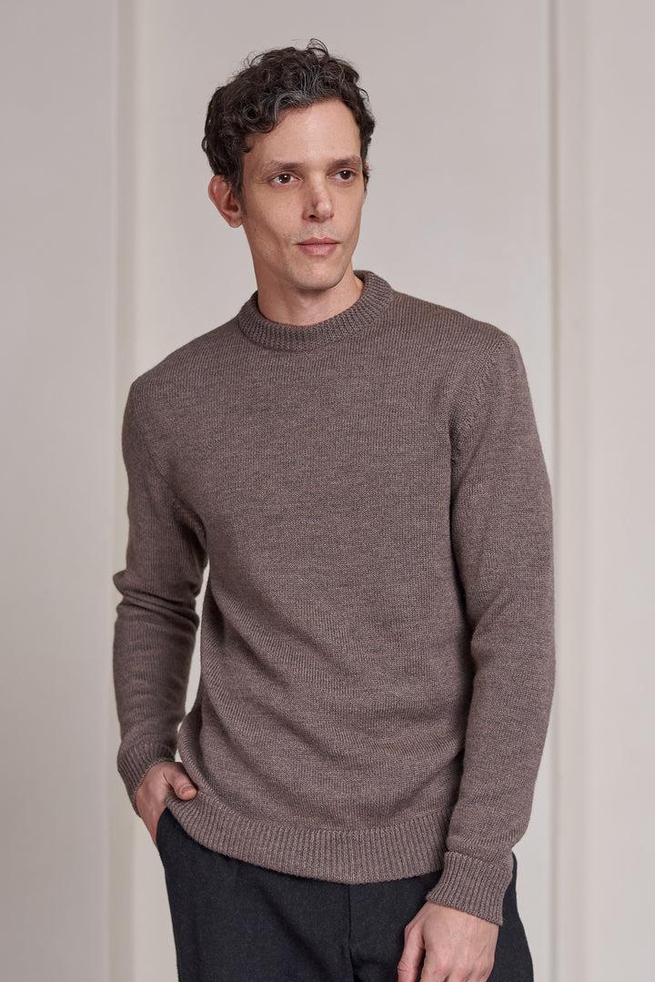 About Companions Morten Herrenpullover taupe meliert – getragen von vorn